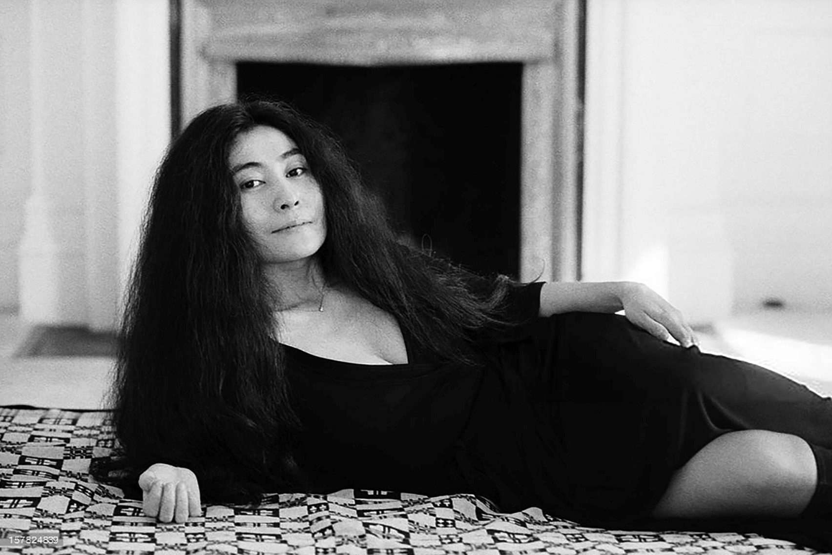 Thumbnail of the post Yoko Ono – “Mụ phù thủy mặc mini-jupe”